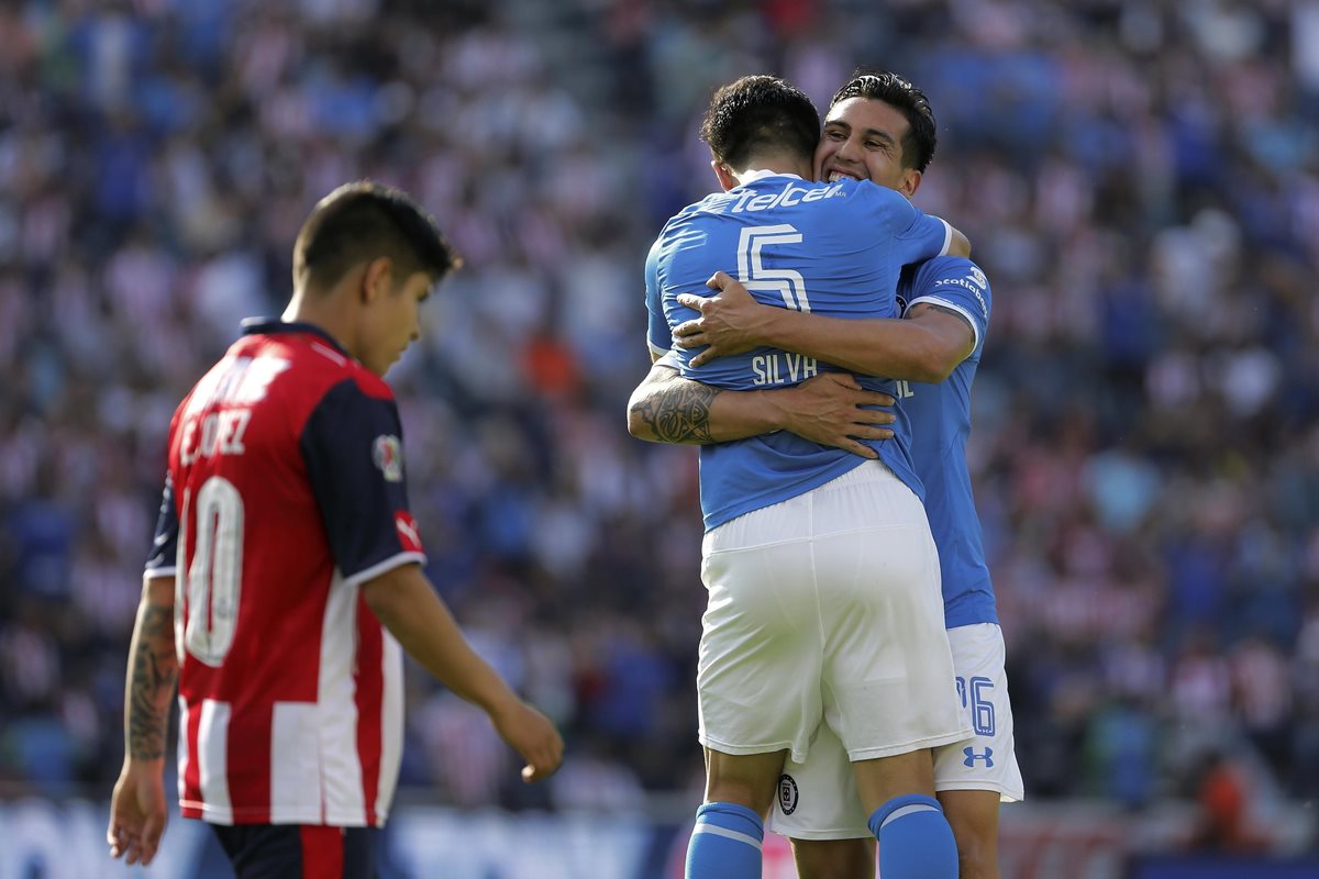 Así festejaron los jugadores del Cruz Azul contra las Chivas. (Foto Prensa Libre: EFE)