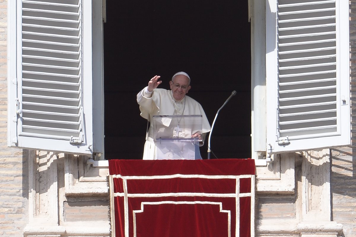 El papa Francisco saluda a los fieles que se congregaron en la Plaza San Pedro a escucharlo. (Foto Prensa Libre: AFP).