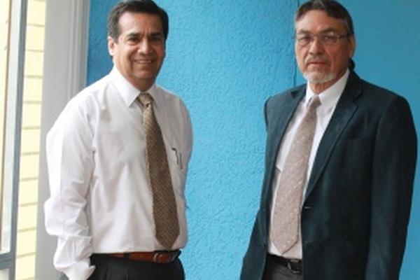 Los médicos Carlos Chúa   y Octavio  Morán consideran de vital importancia la reforma universitaria (Foto Prensa Libre: Estuardo Paredes)