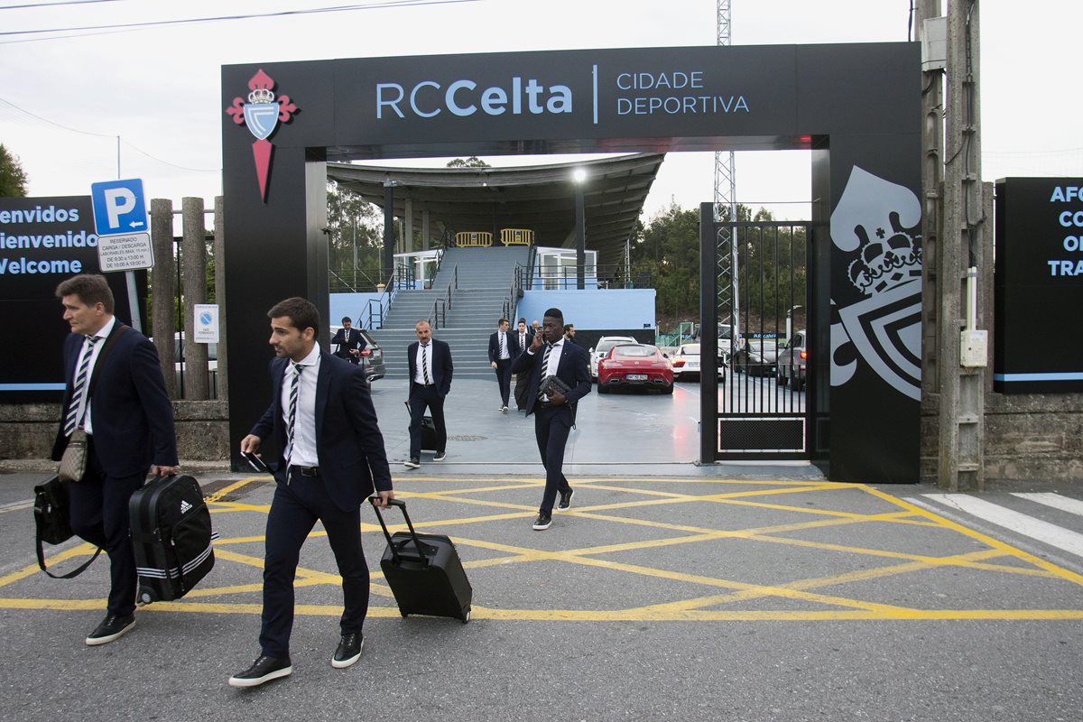 Los jugadores del Celta viajaron este miércoles para enfrentar mañana al Genk. (Foto Prensa Libre: EFE)