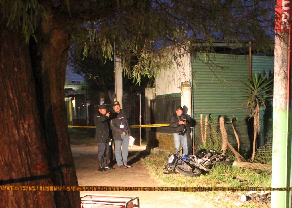 Fiscales del Ministerio Público y agentes de la Policía Nacional Civil recaban evidencias en el lugar donde ocurrió el accidente.(Foto Prensa Libre: Víctor Chamalé)