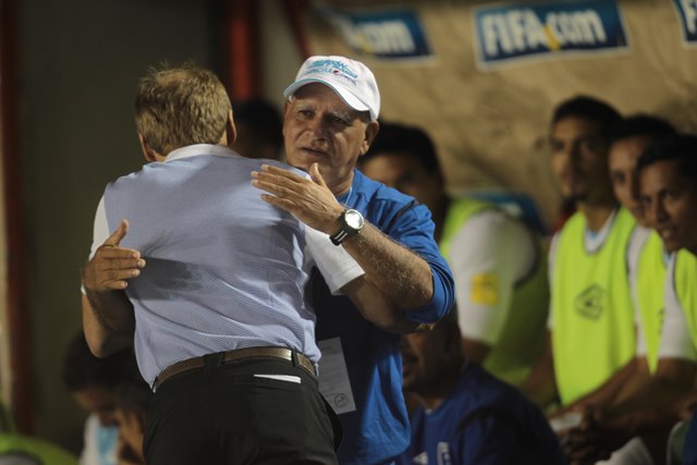 El seleccionador Claverí saluda a su colega Klinsmann, al inicio del juego de Guatemala contra Estados Unidos (Foto Prensa Libre: Jesús Cuque)