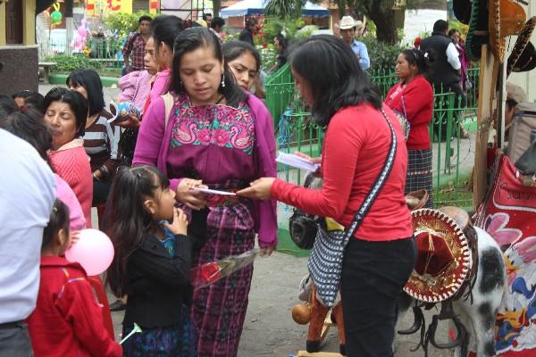 Representantes de organizaciones  brindan información a   féminas, en Chimaltenango.