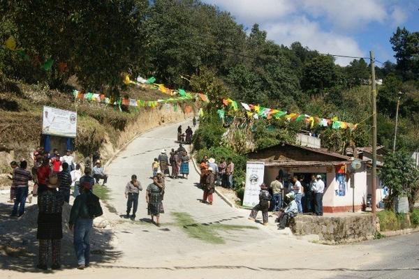 Pobladores de  varias comunidades de la cabecera de Sololá asisten a inauguración. (Foto Prensa Libre: Édgar Sáenz)