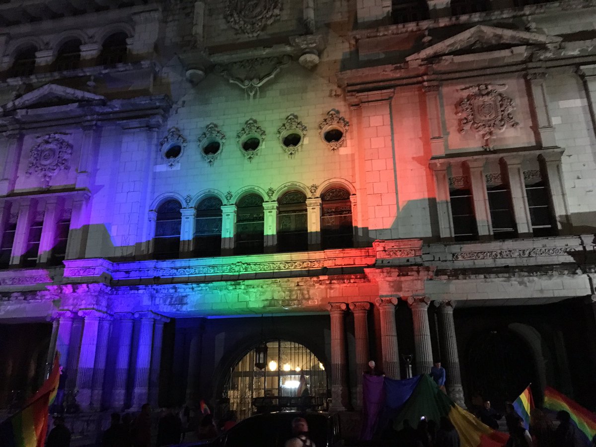 Proyección de la bandera de la diversidad sexual en el Palacio Nacional este jueves. (Foto Prensa Libre: @GayGuatemala).