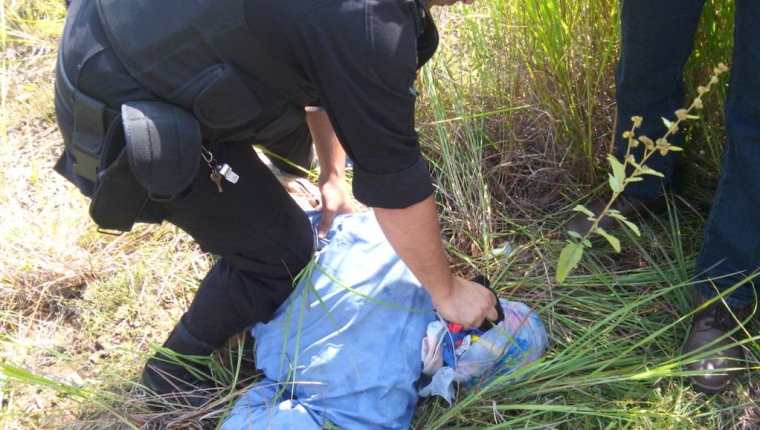 Uno de los presuntos secuestradores es aprehendido por agentes de la PNC en Chiquimulilla, Santa Rosa. (Foto Prensa Libre: PNC)