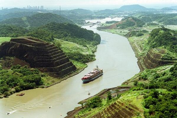 Los barcos que recorren el Canal transitan unos 80 kilómetros en un promedio de ocho a 10 horas. (Foto Prensalibre: www.arqhys.com)