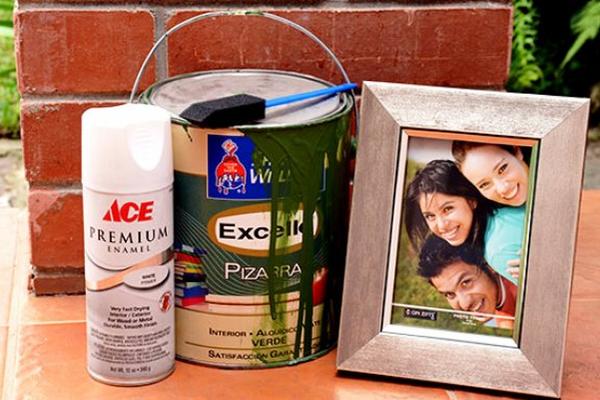 Tips para hacer unos marcos de pizarrón que quedan muy bien como adorno navideño. (Foto Prensa Libre: Cemaco)