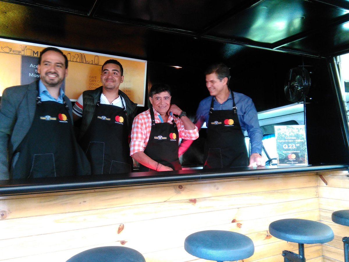 Los propietarios de Flame Burger Juan Carlos Calderon y su hijo Sergio, al centro, junto a los ejecutivos de Master Card Luis Díaz y Gabriel Balzaretti en la renovada camionetilla. (Foto, Prensa Libre: Rosa María Bolaños)