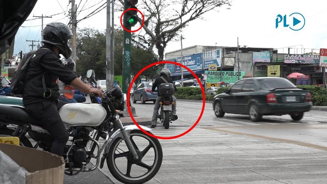 Varios motociclistas se atraviesan las calles pese a que el semáforo no les brinda el paso. (Foto Prensa Libre: Juan Carlos Rivera)
