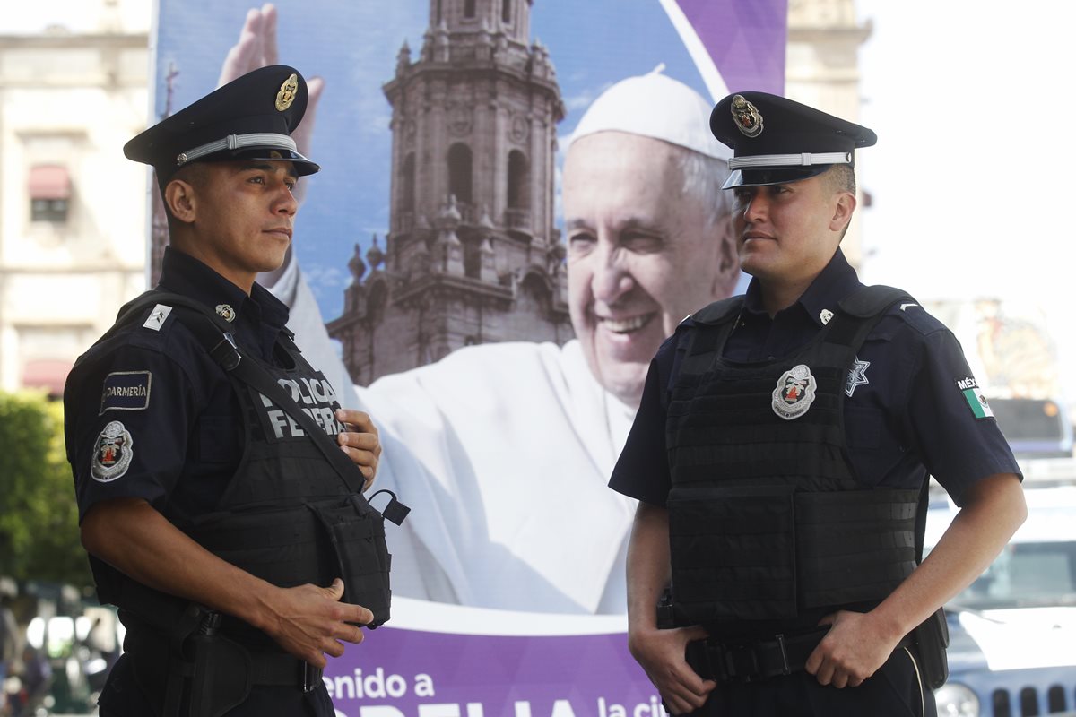 Más de 13 mil agentes de la Policía Federal se encargarán de la seguridad del Papa en México. (Foto Prensa Libre: EFE).
