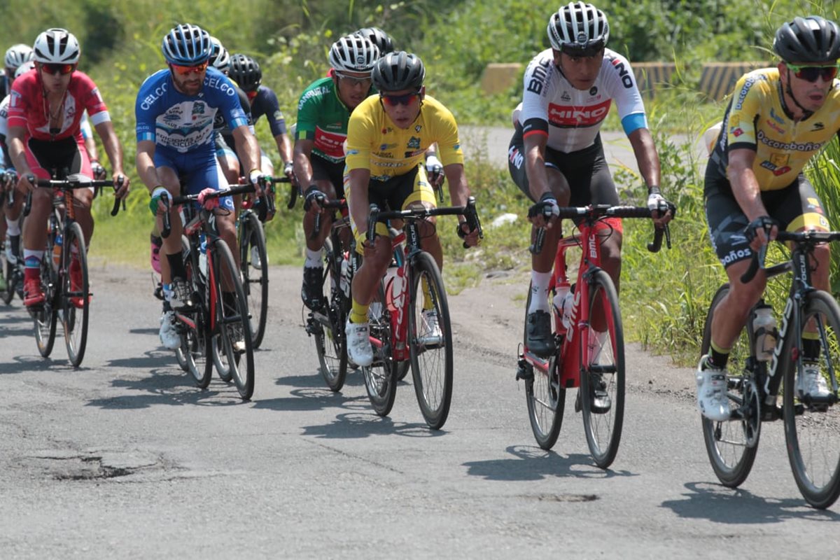 Alfredo Ajpacajá, de Decorabaños, y Jhonathan de León, tienen el mismo tiempo de la general individual de la Vuelta 2018. (Foto Prensa Libre: Norvin Mendoza).