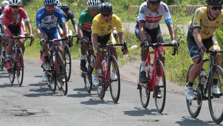Alfredo Ajpacajá, de Decorabaños, y Jhonathan de León, tienen el mismo tiempo de la general individual de la Vuelta 2018. (Foto Prensa Libre: Norvin Mendoza).