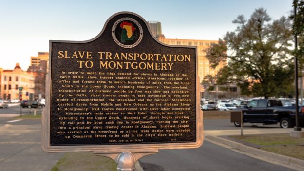 El Monumento Nacional por la Paz y la Justicia fue creado en Montgomery, ciudad que tiene una larga historia vinculada con la esclavitud pero también con las luchas por la justicia racial. GETTY IMAGES