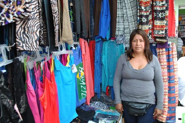 La comerciante Deli Yojana Ruiz se siente orgullosa de mantener a sus dos hijas.