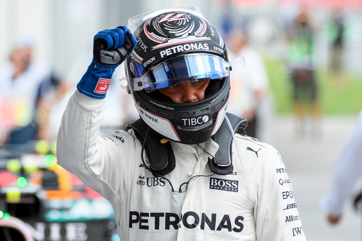 Bottas celebra luego de imponerse en la jornada de clasificación este sábado. (Foto Prensa Libre: AFP)