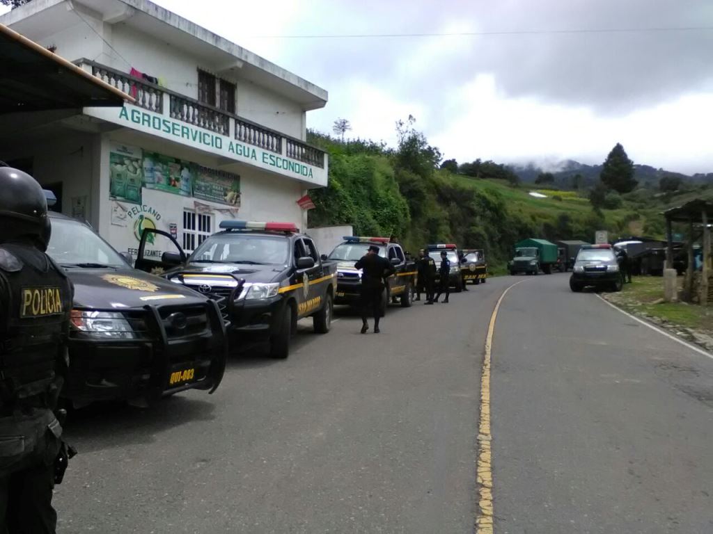 Agentes de la PNC se ubican cerca del área del conflicto entre ambos municipios de San Marcos. (Foto Prensa Libre: Aroldo Marroquín).