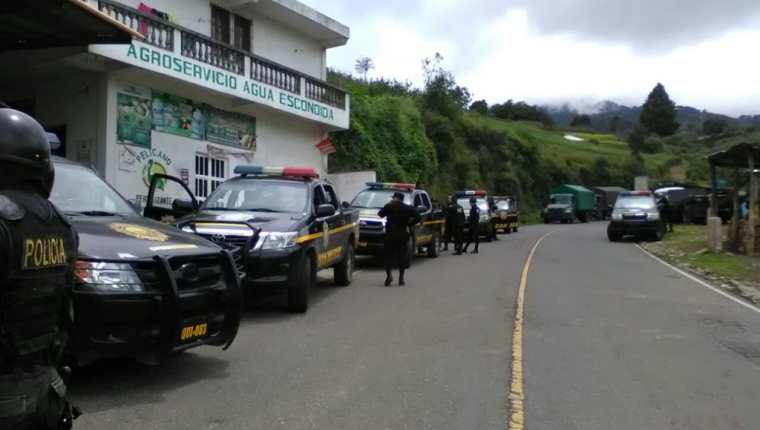 Agentes de la PNC se ubican cerca del área del conflicto entre ambos municipios de San Marcos. (Foto Prensa Libre: Aroldo Marroquín).