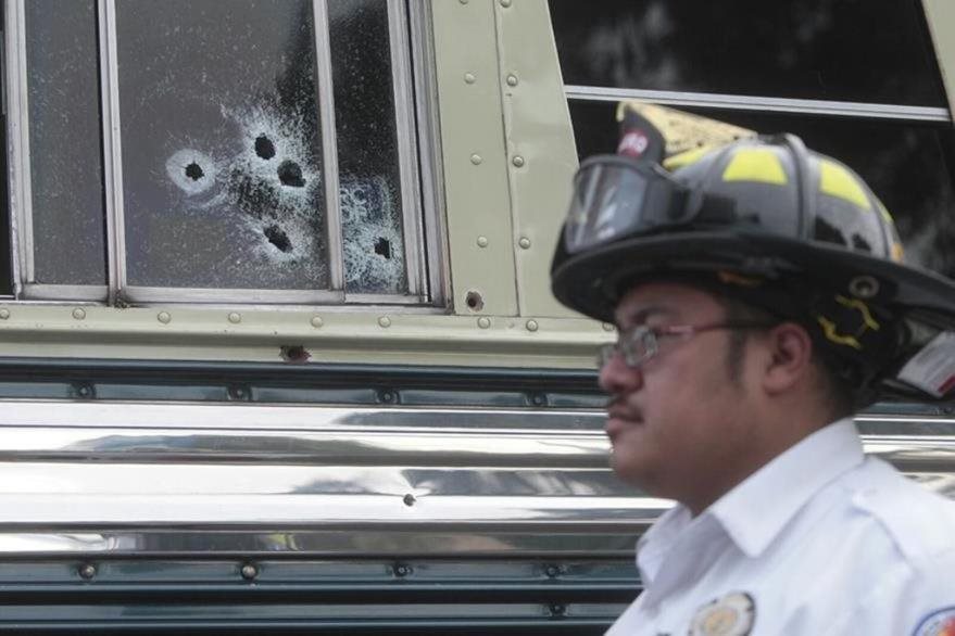 Ventana de autobús de Antigua Guatemala quedó perforada, por ataque armado ayer de ayer en la Calzada Roosevelt. (Foto HemerotecaPL)