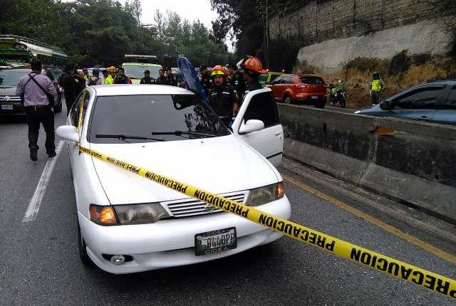Investigadores de la PNC revisan el vehículo atacado a balazos en carretera a El Salvador. (Foto Prensa Libre: Estuardo Paredes)