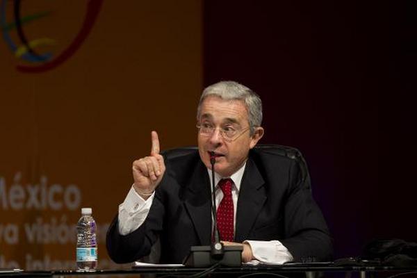 El expresidente de Colombia Álvaro Uribe en una conferencia Guadalajara, México. (Foto Prensa Libre: AFP)