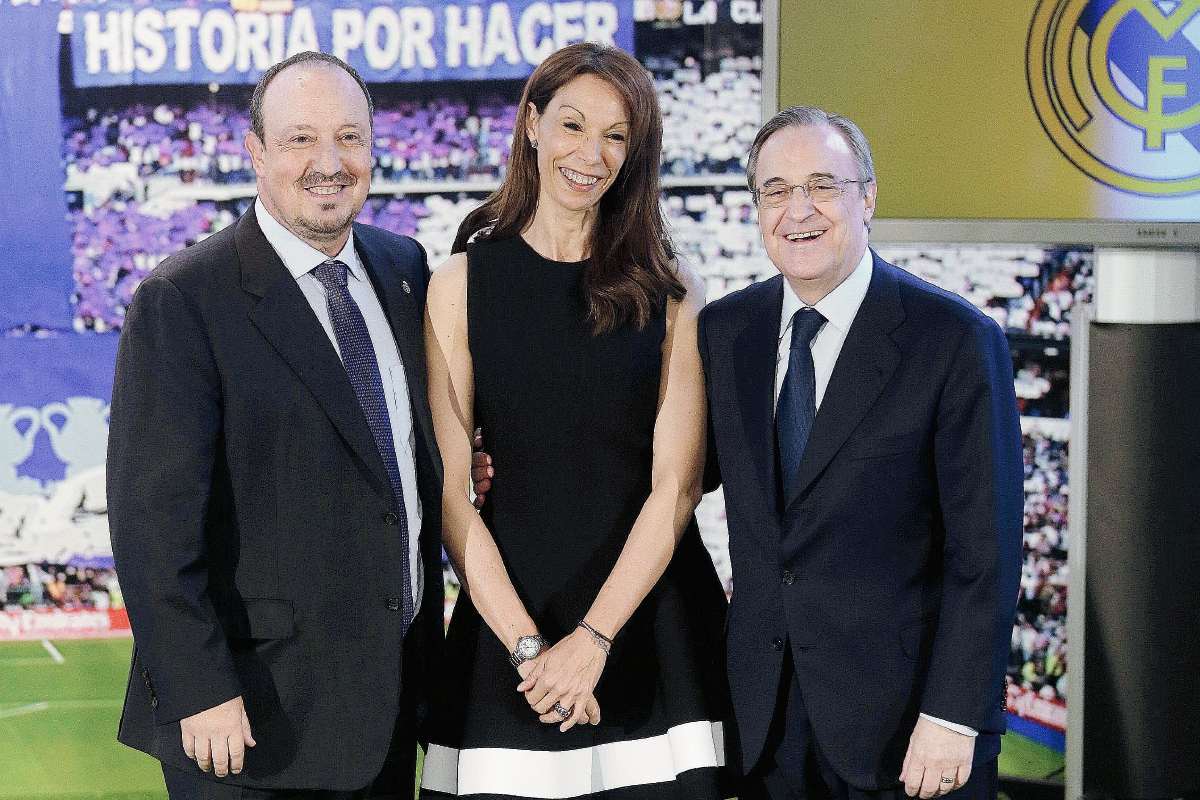 Rafa Benítez, junto a su esposa, Montserrat Seara  y el presidente del Real Madrid, Florentino Pérez en la presentación el pasado 3 de junio. (Foto Prensa Libre: EFE)