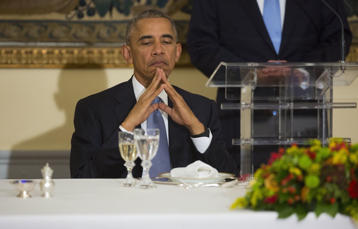 El presidente de EE. UU., Barack Obama, durante una cena en la mansión presidencial de Grecia. (Foto Prensa Libre: AP).