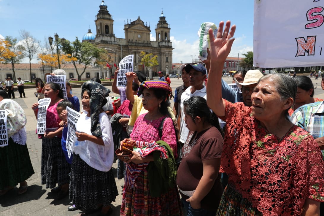 Familiares de sobrevivientes de Chicoyogüito exigen el retorno de sus tierras, de donde fueron desalojados hace 50 años, para instalar un destacamento militar. (Foto Prensa Libre: Estuardo Paredes)