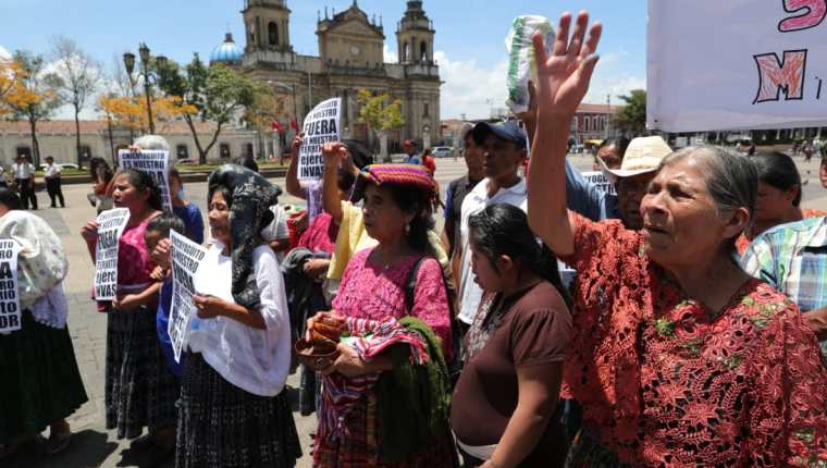 Familiares de sobrevivientes de Chicoyogüito exigen el retorno de sus tierras, de donde fueron desalojados hace 50 años, para instalar un destacamento militar. (Foto Prensa Libre: Estuardo Paredes)