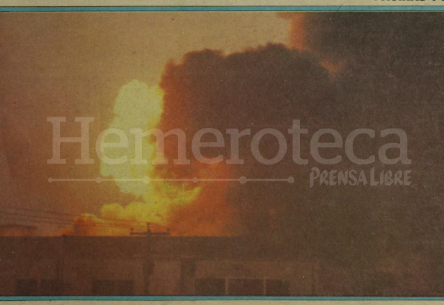 Foto de la portada de Prensa Libre del 13 de abril de 1986 ilustrando el incendio que destruyó la Aduana Central. (Foto: Hemeroteca PL)