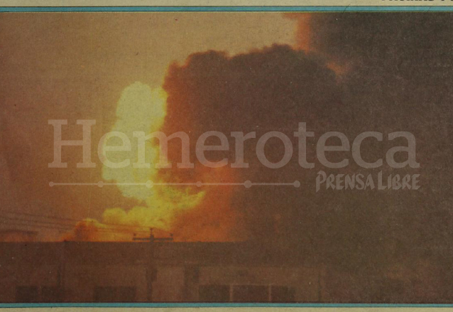 Foto de la portada de Prensa Libre del 13 de abril de 1986 ilustrando el incendio que destruyó la Aduana Central. (Foto: Hemeroteca PL)