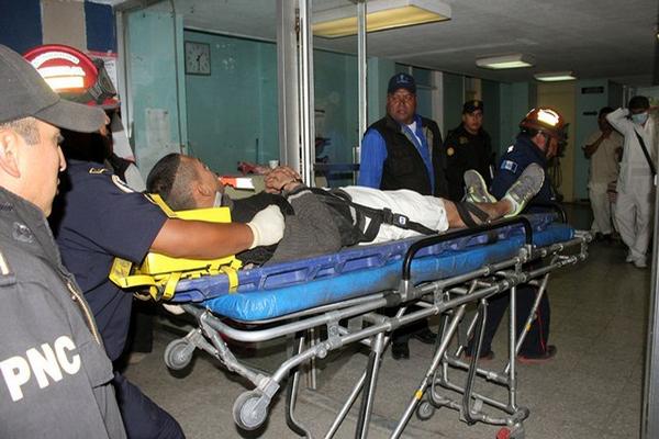 El reo  Ulises Ordóñez  es ingresado en un hospital. (Foto Prensa Libre: Carlos Ventura)