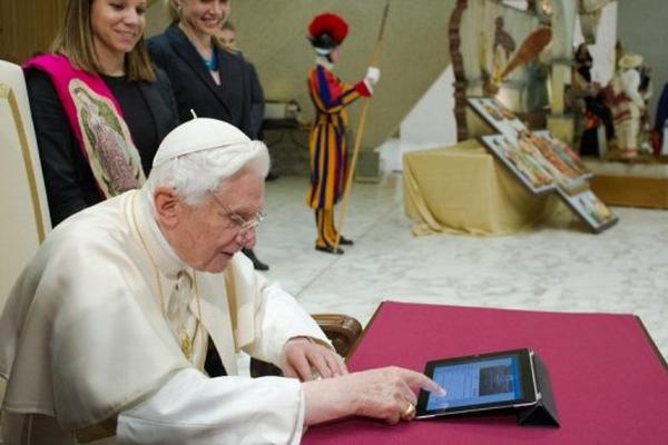El papa Benedicto XVI envía su primer tuit, el 12 de diciembre de 2012 en Roma. (Foto Prensa Libre: AFP)
