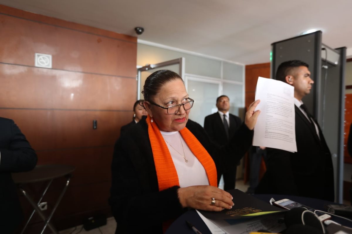 La fiscal General, María Consuelo Porras, mostró la denuncia para investigar al personal de la Feci. (Foto Prensa Libre: Érick Ávila)