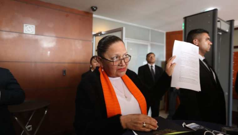 La fiscal General, María Consuelo Porras, mostró la denuncia para investigar al personal de la Feci. (Foto Prensa Libre: Érick Ávila)