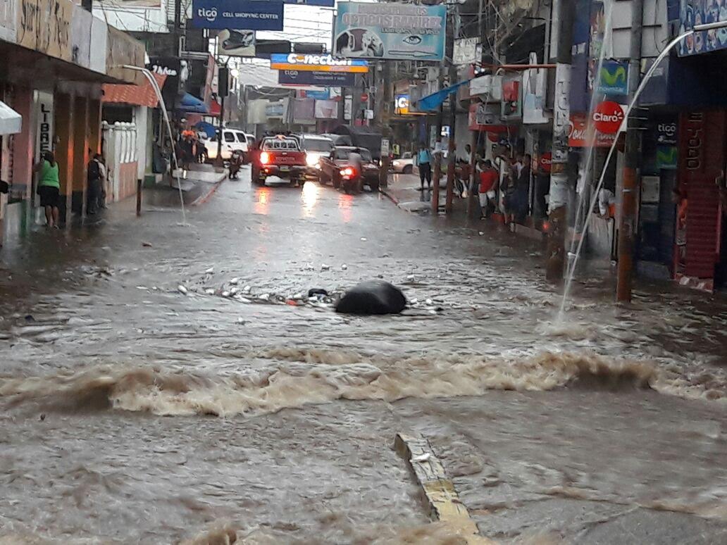 Calles de Mazatenango, Suchitepéquez, quedaron anegadas el jueves último. (Foto Prensa Libre: Melvin J. Popá)