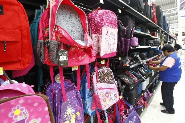 productos para los estudiantes aumentarán su demanda en los últimos días de este año e inicios del 2013, con el comienzo del nuevo ciclo escolar. (FOTO PRENSA LIBRE: ÁLVARO INTERIANO)