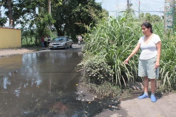 Tramo vial está lleno de agua sucia.