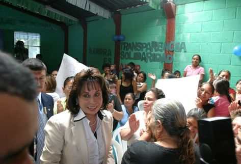 Sandra Torres, al momento de llegar a la actividad. (Foto Prensa Libre: Carlos Sebastián)