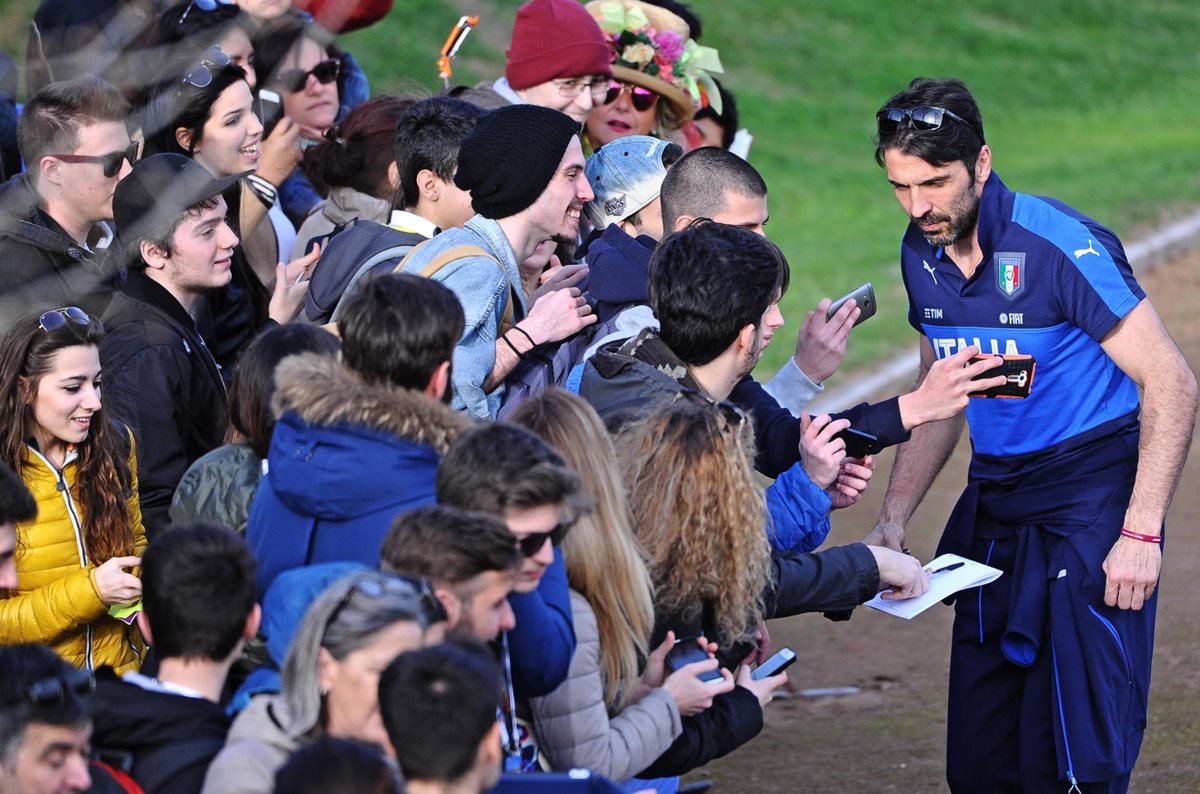 El portero Gianluigi Buffon es una de las figuras de la selección italiana. (Foto Prensa Libre: EFE)