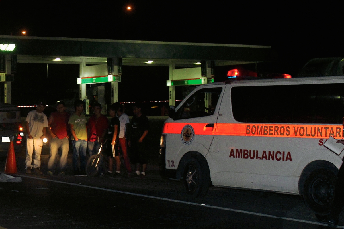 Un hombre murió arrollado en el km 57 ruta al Atlántico, jurisdicción de Sanarate, El Progreso. (Foto Prensa Libre: Hugo Oliva)
