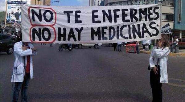 Un grupo de médicos protesta en las calles de Venezuela. (AFP).