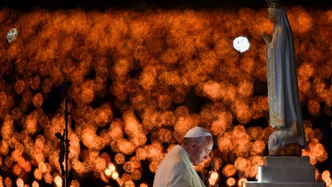 En mayo el papa Francisco viajó al santuario de Fátima para conmemorar el centenario de la famosa aparición y canonizar a dos de los niños visionarios del supuesto milagro. GETTY IMAGES