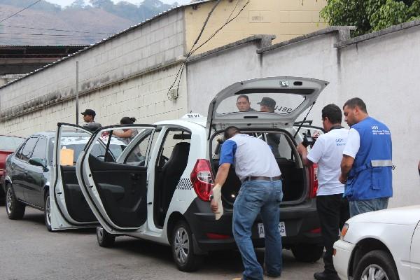 Agentes del MP examinan los vehículos donde  eran transportadas las menores.
