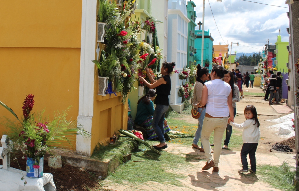 Decenas de personas visitan el cementerio de Santa Cruz del Quiché, Quiché. (Foto Prensa Libre: Óscar Figueroa)