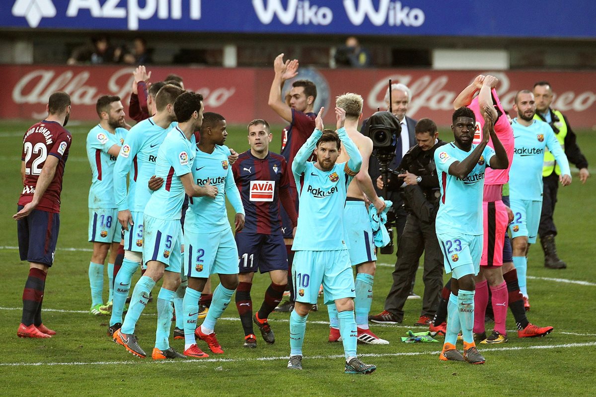 Los jugadores del FC Barcelona celebran su victoria ante el Éibar. (Foto Prensa Libre: EFE)