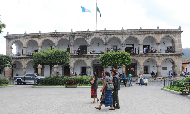 Funcionarios de la Municipalidad de Antigua Guatemala fueron sancionados por baja ejecución del presupuesto. (Foto Prensa Libre: Julio Sicán)