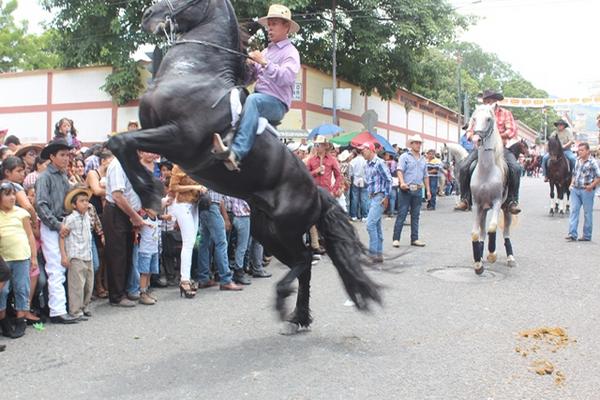 Un jinete muestra una de las habilidades de su montura durante el desfile hípico en Chiquimula. (Édwin Paxtor)<br _mce_bogus="1"/>
