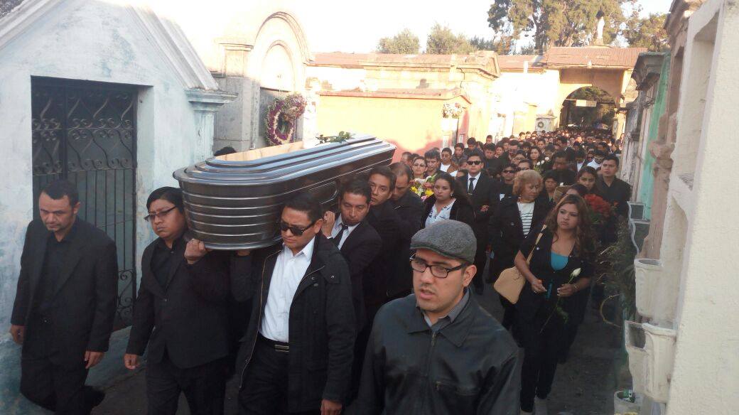 La estudiante fue inhumada en el cementerio general de la ciudad de Quetzaltenango. (Foto Prensa Libre: Tomada de Facebook de ElQuetzalteco).