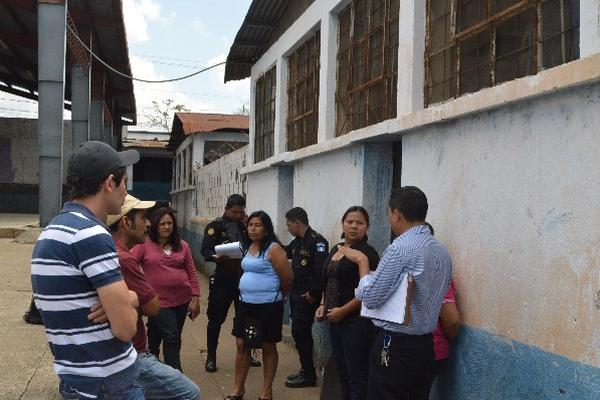 Policías revisan perímetro de escuela.